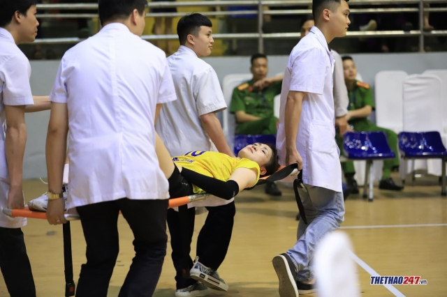 Bóng chuyền nữ Việt Nam nhận hung tin trước thềm SEA Games, HLV trưởng méo mặt  265008