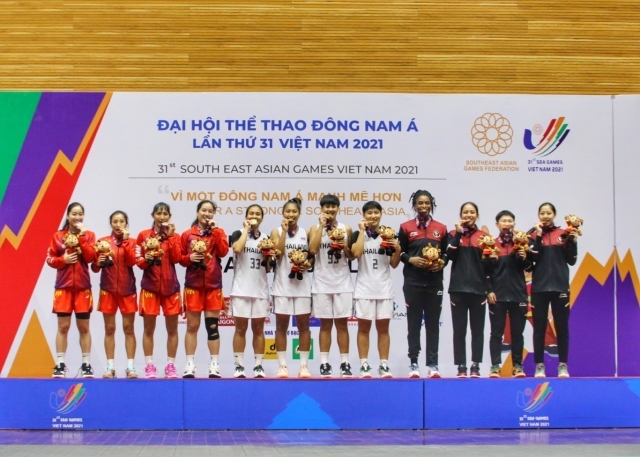 Cặp hot girl bóng rổ giúp Việt Nam giành HCV SEA Games 32 làm điều đặc biệt tri ân NHM 297581