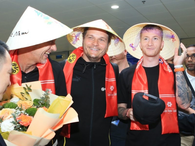 Đại diện Dortmund bất ngờ trước món quà đặc biệt ở Việt Nam-225219