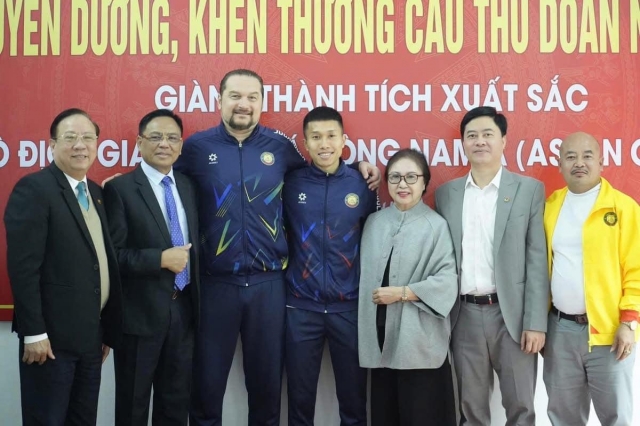 Doãn Ngọc Tân lần đầu được mừng công vô địch AFF Cup 581182