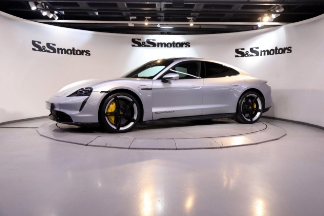 Giá xe Porsche Taycan tháng 11/2023 357003