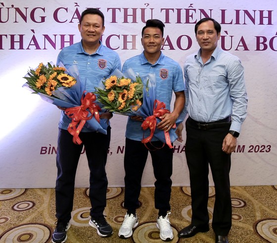 Bình Dương chính thức ra mắt tân HLV trưởng. (Ảnh: SGGP)3-4694-170916