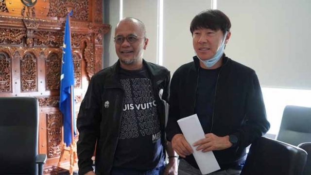 direktur_madura_united_haruna_soemitro_dan_pelatih_timnas_indonesia_shin_tae_yong-169