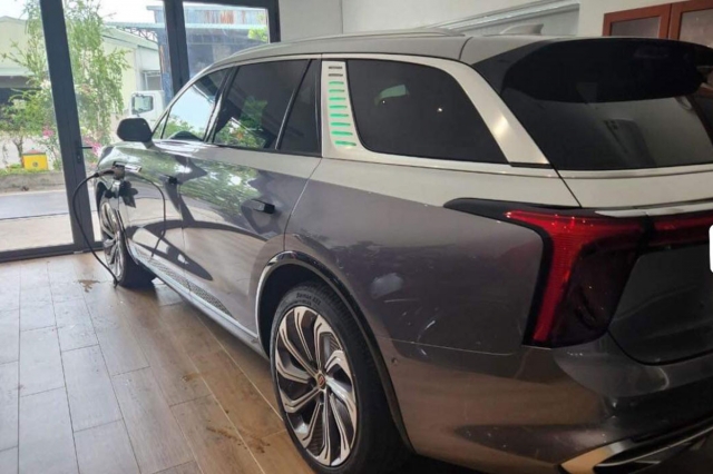 hongqi-e-hs9-3-320