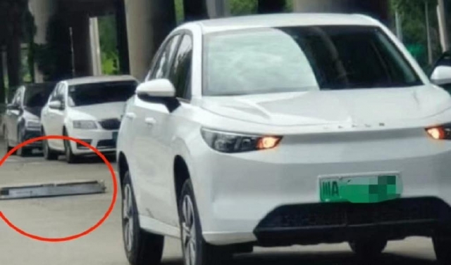 Dở khóc dở cười ô tô điện Trung Quốc đánh rơi cả pin khi đang di chuyển 298332