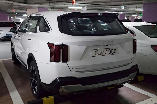 Soi ảnh thực tế ‘bằng xương bằng thịt’ của Kia Sorento 2024 vừa lộ diện, sẵn sàng thách thức SantaFe 308105