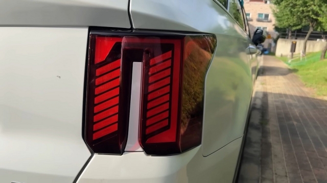 Soi ảnh thực tế ‘bằng xương bằng thịt’ của Kia Sorento 2024 vừa lộ diện, sẵn sàng thách thức SantaFe 308106