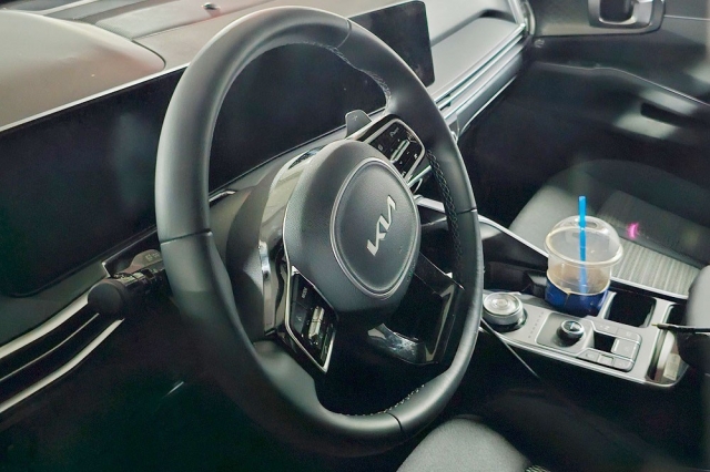 Soi ảnh thực tế ‘bằng xương bằng thịt’ của Kia Sorento 2024 vừa lộ diện, sẵn sàng thách thức SantaFe 308108
