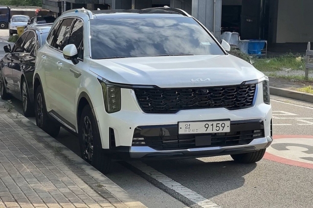 Soi ảnh thực tế ‘bằng xương bằng thịt’ của Kia Sorento 2024 vừa lộ diện, sẵn sàng thách thức SantaFe 308109