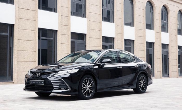 Toyota Camry ‘cân’ cả phân khúc trong tháng 8, bán nhiều xe hơn các đối thủ cộng lại 327755