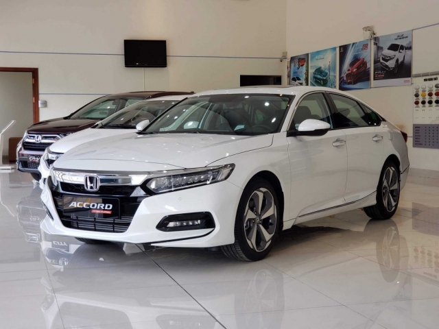 Toyota Camry ‘cân’ cả phân khúc trong tháng 8, bán nhiều xe hơn các đối thủ cộng lại 327757