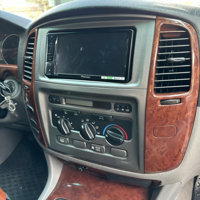 Lăn bánh gần 20 năm, ‘xe chủ tịch’ Toyota Land Cruiser được rao bán với giá khó tin 337663