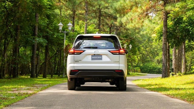 Chiêm ngưỡng ảnh thực tế của 'cựu vương' Toyota Innova 2023 tại Việt Nam ngay trước ngày ra mắt 339652