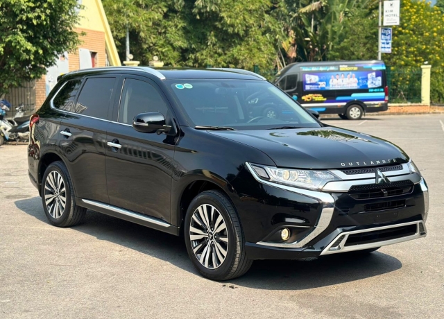 Lăn bánh 1 năm, Mitsubishi Outlander chạy ‘lướt’ xuống giá khó tin 360616