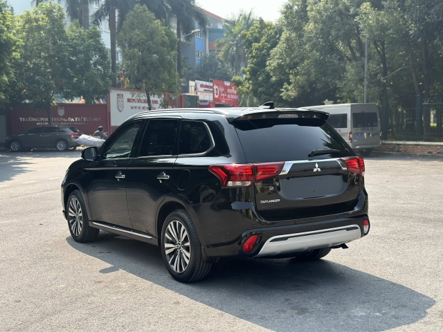 Lăn bánh 1 năm, Mitsubishi Outlander chạy ‘lướt’ xuống giá khó tin 360618