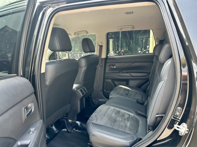 Lăn bánh 1 năm, Mitsubishi Outlander chạy ‘lướt’ xuống giá khó tin 360620