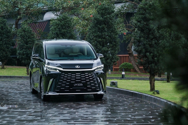 Lexus LM 500h chốt giá từ hơn 7 tỷ đồng tại Việt Nam, tiện nghi xứng danh ‘chuyên cơ mặt đất’ 429722