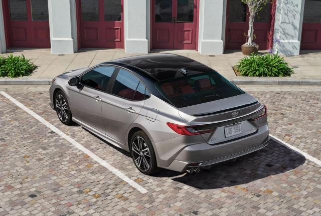 Toyota Camry 2025 chốt giá quy đổi từ 721 triệu đồng, chỉ có phiên bản hybrid 446049