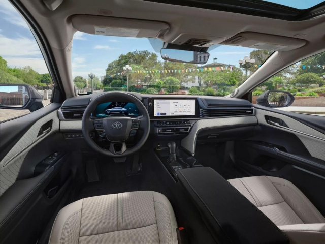 Toyota Camry 2025 chốt giá quy đổi từ 721 triệu đồng, chỉ có phiên bản hybrid 446050