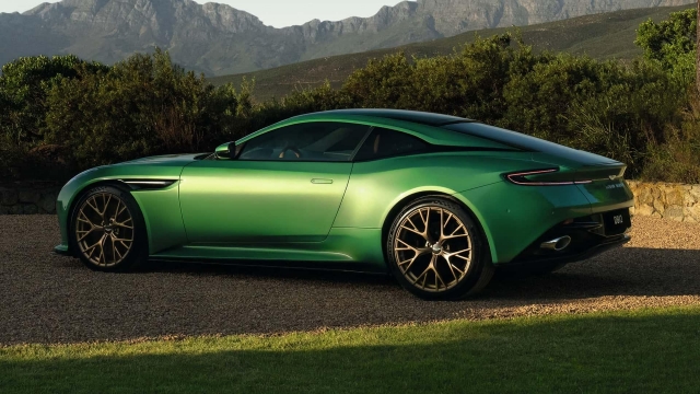 aston-martin-db12-6-9375-16850-9237-4255-1685001205
