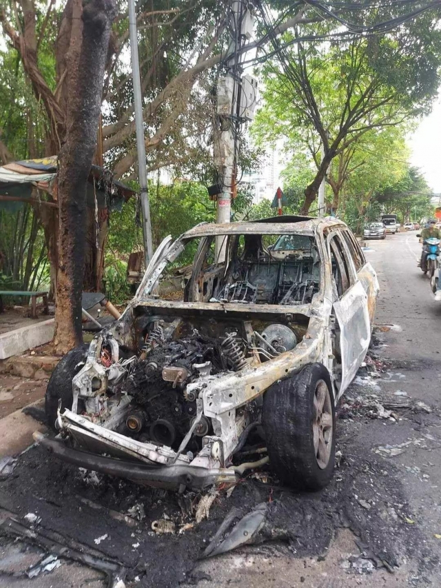 Hà Nội: Xe sang BMW X5 bất ngờ bị thiêu rụi khi đang dừng đỗ bên đường 454877