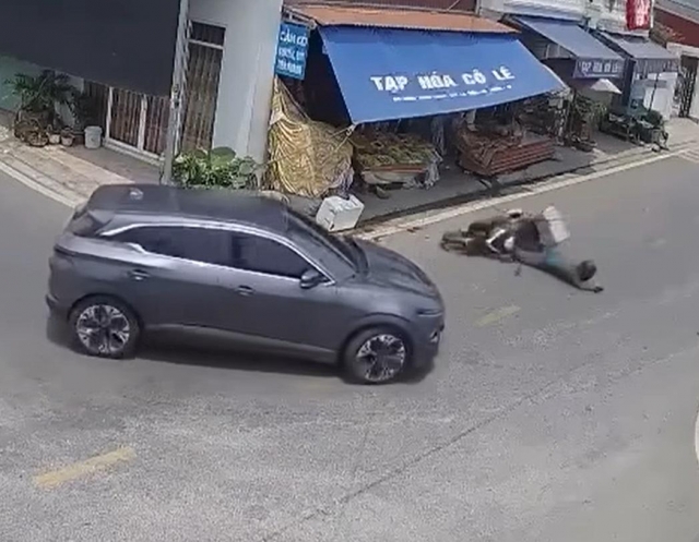 Tranh cãi với tình huống tai nạn giữa ô tô điện VinFast và xe máy: Ai mới là người có lỗi? 454946