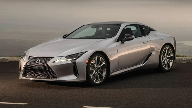 Thương hiệu xe sang Lexus xô đổ kỷ lục doanh số tồn tại suốt 35 năm 492398