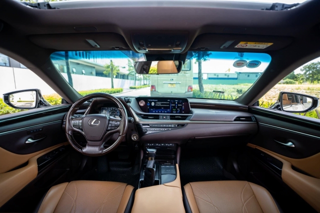 Xe sang Lexus ES 250 2020 lăn bánh 4 năm rao bán với giá ngỡ ngàng 500579