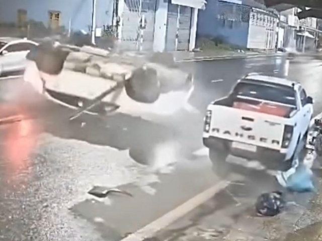 Lâm Đồng: SUV bất ngờ tông đuôi xe bán tải, nằm ‘ngửa bụng’ giữa đường 501982