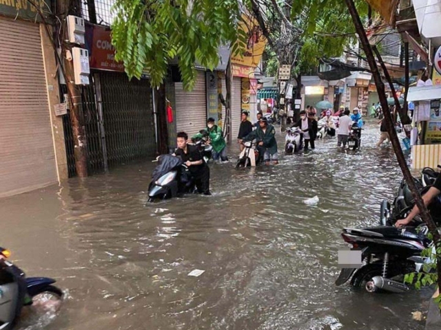 Hà Nội: Hàng loạt ô tô ‘mắc kẹt’ trong biển nước do mưa lớn 502627