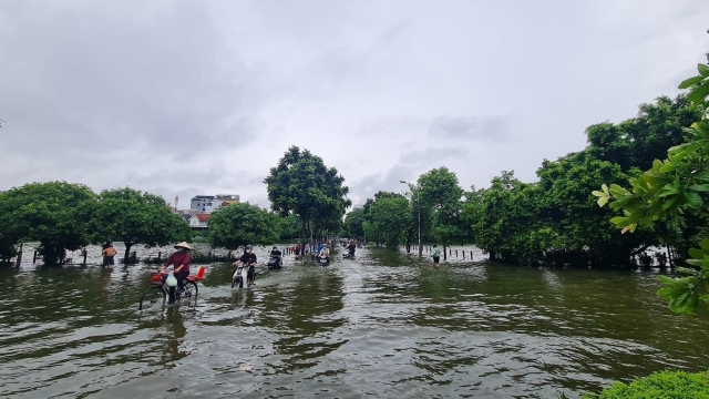 Hà Nội: Hàng loạt ô tô, xe máy ‘mắc kẹt’ trong biển nước do mưa lớn 502649