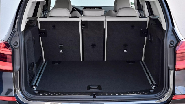 2018-BMW-X3-trunk-2048x1151_result