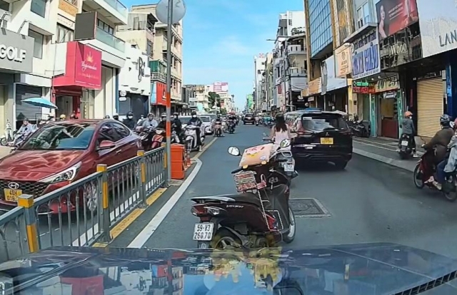 TP.HCM: Đi ngược chiều nhưng bị chặn, tài xế xe máy ‘giận dỗi’ bỏ xe trước đầu ô tô 505744