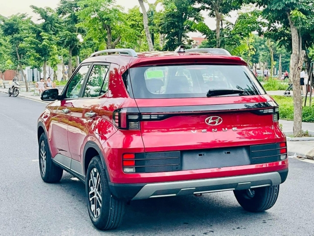 Tân binh Hyundai Venue 2024 lăn bánh vỏn vẹn 2.000 km lên sàn xe cũ với giá khó tin 505766