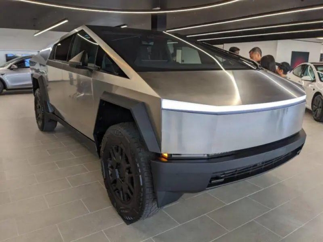 Tesla-Cybertruck-on-tour-800x600_result