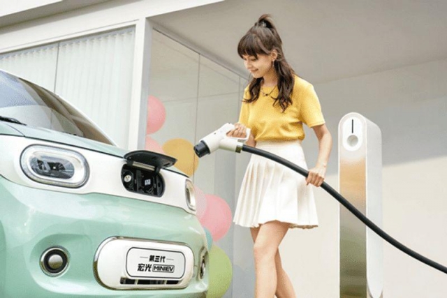 Xe điện Wuling Mini EV ra mắt phiên bản mới: Tầm hoạt động 215 km, thêm tính năng giống VinFast VF 3 516194