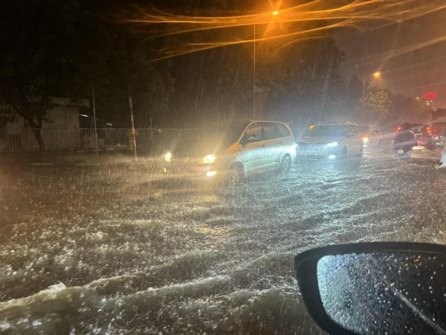 Hà Nội ngập sâu do mưa lớn, nhiều tuyến phố chìm trong biển nước 517161