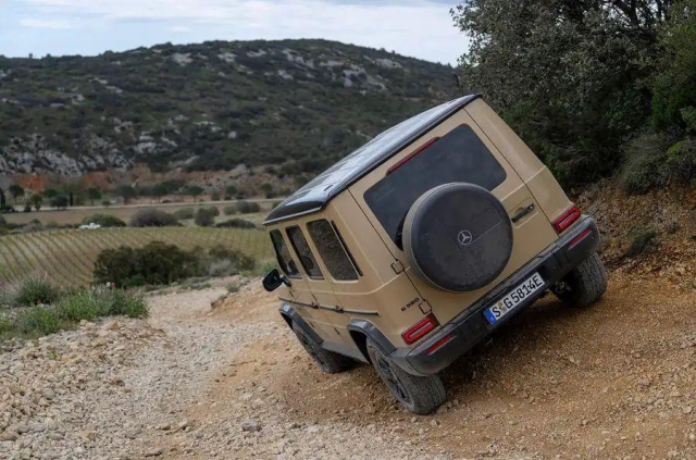 mercedes-g580-review-2024-03-rear-lean-angle_result