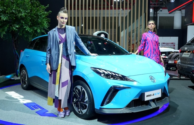 Mua xe điện MG 4, khách hàng được bảo hành ắc quy đến tận 8 năm 294137