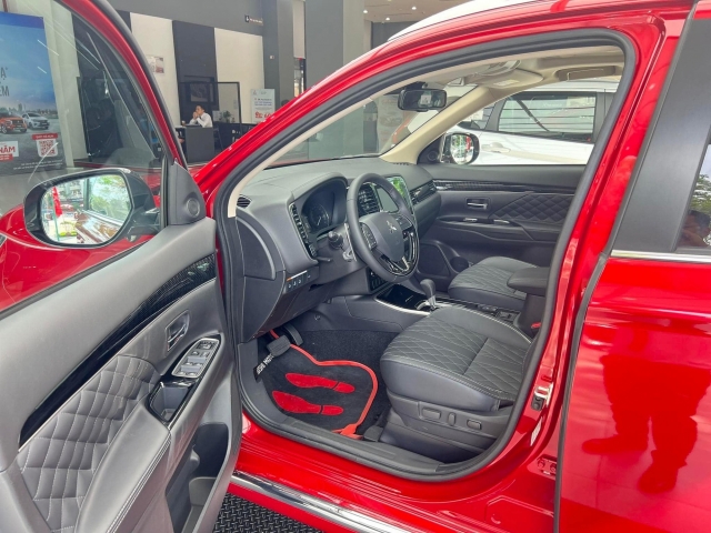 Mitsubishi Outlander ưu đãi cực khủng, giá lăn bánh rẻ hơn Mazda CX-5, Ford Territory 305621