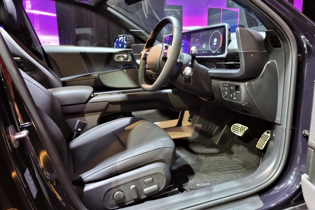 Hyundai-IONIQ-6_Cockpit_Steering