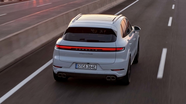 2024-porsche-cayenne-turbo-e-h-4