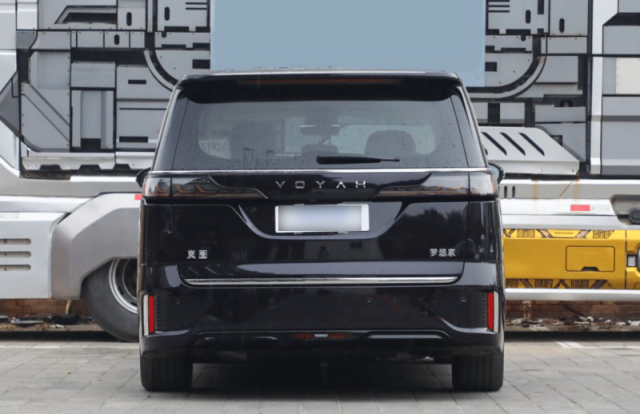 MPV đối thủ của Toyota Alphard