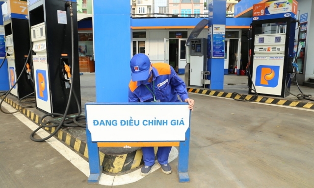 Giá xăng trong nước tiếp tục tăng, RON 95 lên sát 24.000 đồng/lít 350129