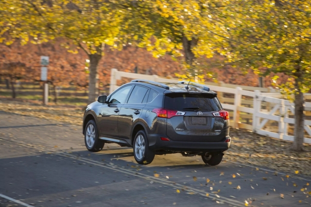 2013-Toyota-RAV4-2-2048x1366