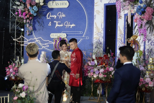 Cận cảnh xe hoa tiền tỷ được Quang Hải dùng để đón cô dâu Chu Thanh Huyền về dinh 382568