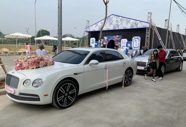 Cận cảnh xe hoa tiền tỷ được Quang Hải dùng để đón cô dâu Chu Thanh Huyền về dinh 382571