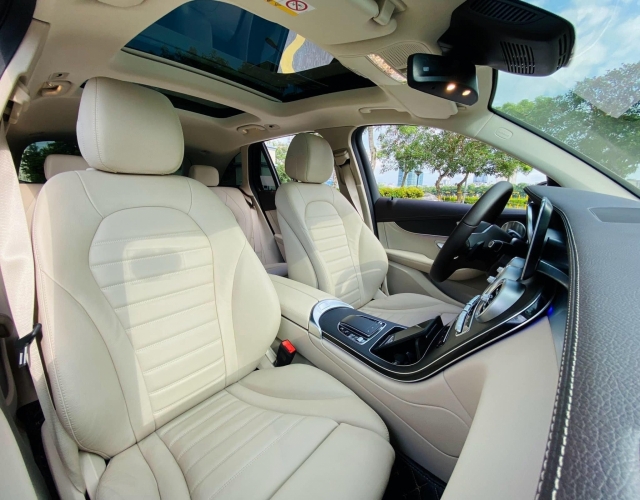 Lăn bánh 4 năm, Mercedes-Benz GLC 300 4MATIC cũ chấp nhận bán