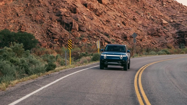 2022-Rivian-R1S-2-1536x864