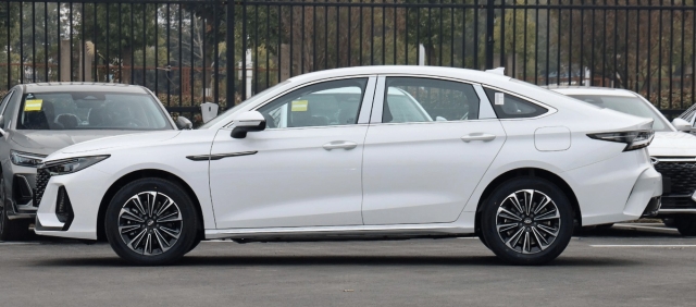 Sedan Chery Fengyun A8 ra mắt: Tầm hoạt động 1.400 km, giá quy đổi từ 411 triệu đồng 383986